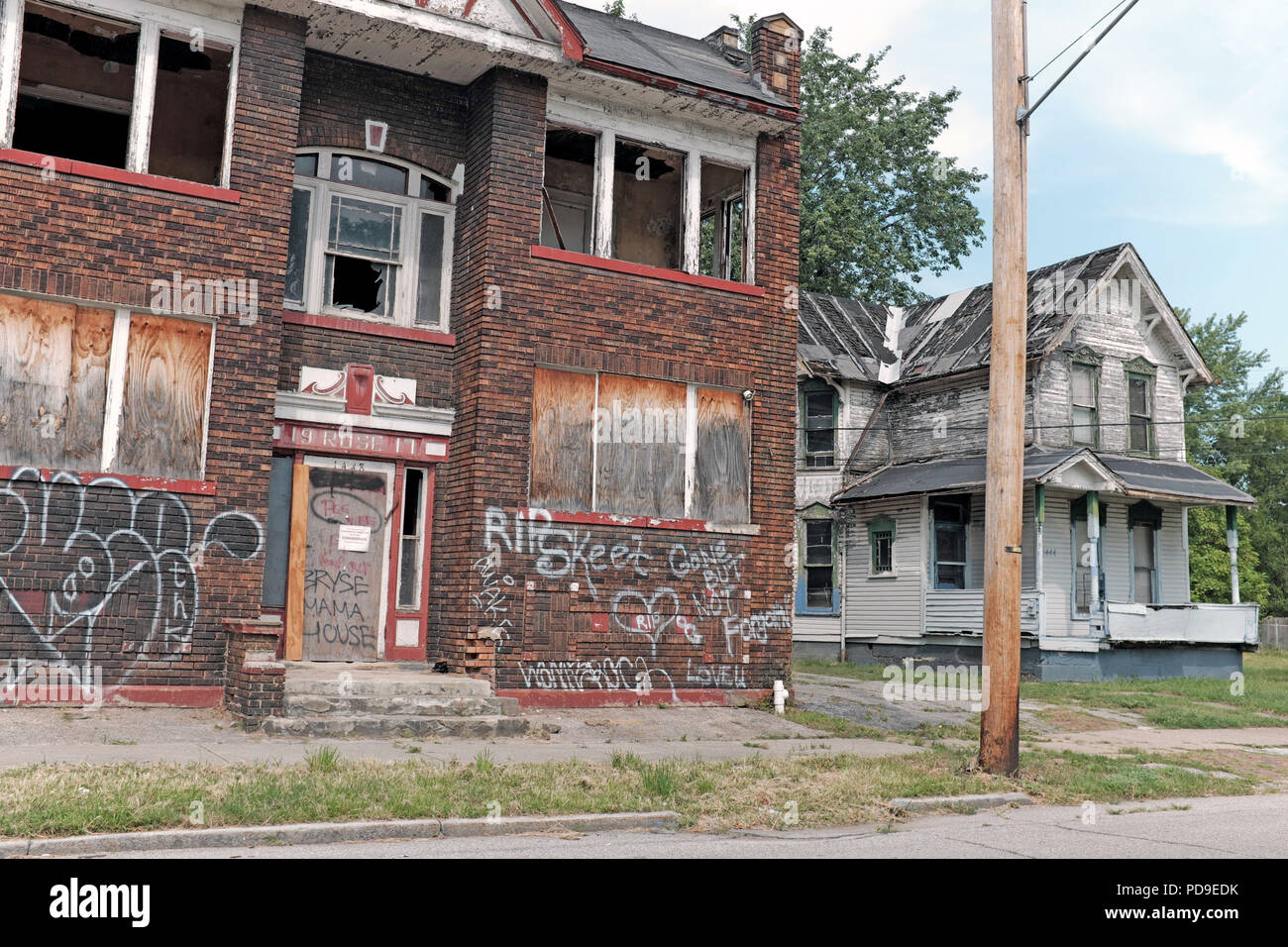 east-cleveland-ohio-has-become-synonymous-with-urban-decay-many-pockets-of-the-city-are-filled-with-condemned-vacant-and-blighted-buildings-PD9EDK.jpg