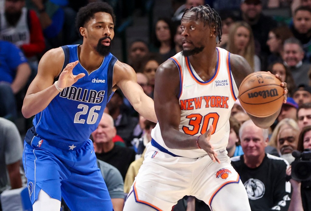 Julius Randle, who scored a team-high 26 points, looks to make a move on Spencer Dinwiddie during the Knicks' 107-77 blowout win over the Mavericks.
