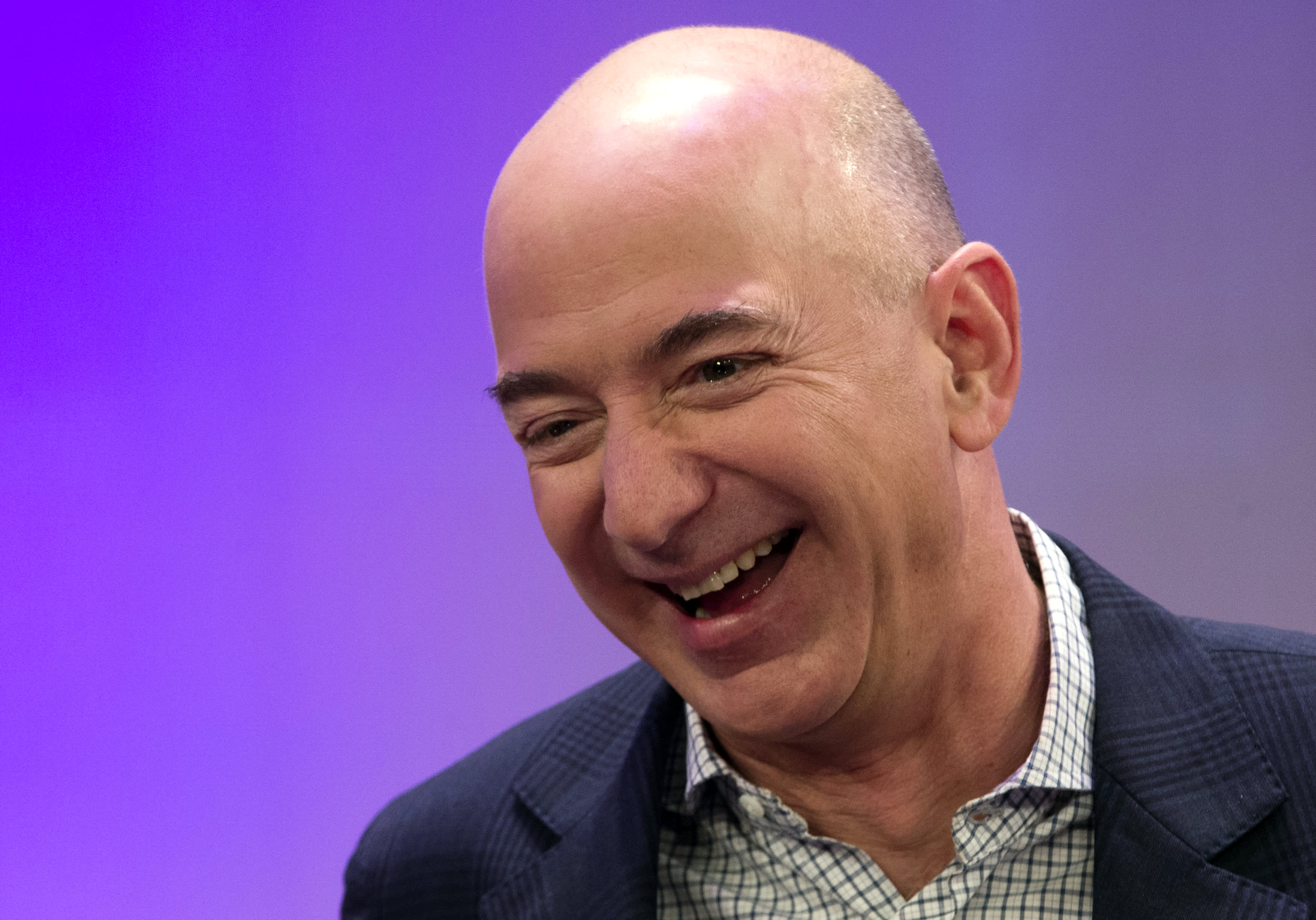 104534065-RTR4GFX8-jeff-bezos.jpg