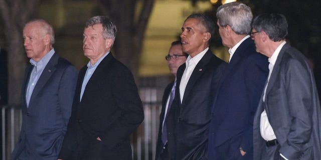 (L-R) US Vice President Joe Biden, US Ambassador to China Max Baucus, US President Barack Obama, US Secretary of State John Kerry, and US Treasury Secretary Jacob Lew walk across Pennsylvania Avenue from Blair House to the White House following a dinner with China's President Xi Jinping on September 24, 2015 in Washington, DC.